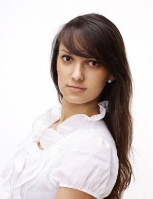 closeup-retrato-mujer-joven-segura_160672-9096